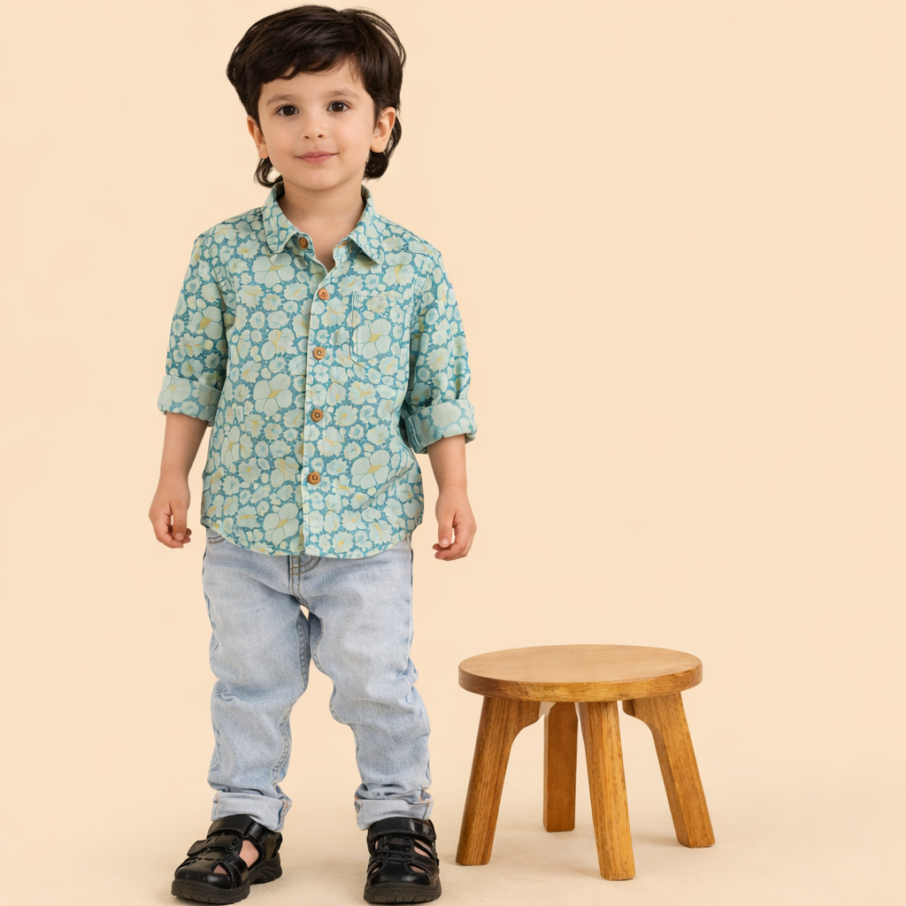 maglietta blu con stampe